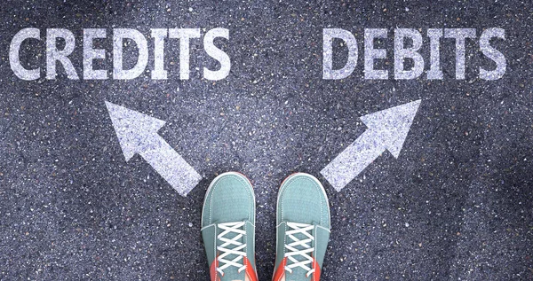クレジットと生活の中で異なる選択肢としての負債 言葉として描かれたクレジット 意思決定を象徴し オプションとしてクレジットまたはデビットを選ぶための道路上の負債 3Dイラスト — ストック写真