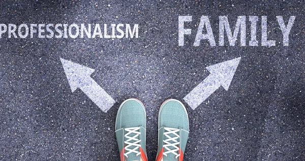 职业主义和家庭是生活中的不同选择 用专业主义来比喻 家庭在路上象征着决策 选择其中的任何一种作为选择 — 图库照片