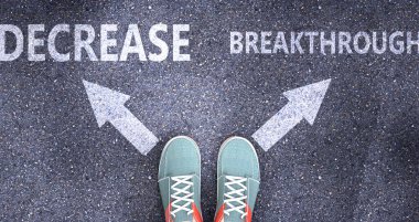 Hayattaki farklı seçimler olarak azalt ve atılım yap - kelimelerin azalması, karar vermeyi sembolize etme yolunda atılım yap ve seçeneklerden birini seç, 3d illüstrasyon