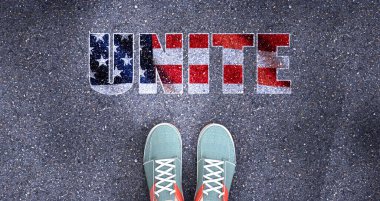 Birleşme ve Amerika 'da politika, birleşmenin politikayla ve herkesin seçimiyle ilgili olduğunu göstermek için Amerikan bayrak renkleriyle birleştir tabiri önünde duran bir kişi olarak sembolize edilir.