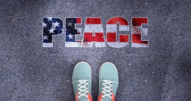 ABD 'de barış ve siyaset, Amerikan bayrağı renginde barış sözcüğünün önünde duran bir kişi olarak sembolize edilmiştir. Barış, politikayla ve herkesin seçimiyle ilgilidir, 3d illüstrasyonla.