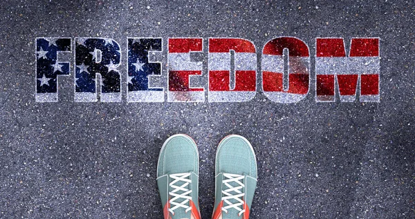 Wolność Polityka Usa Symbolizowane Jako Osoba Stojąca Przed Wyrażeniem Wolność — Zdjęcie stockowe