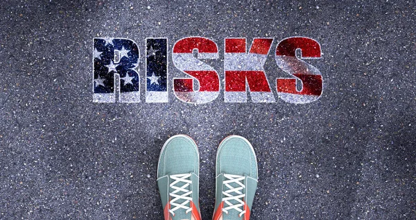 フレーズの前に立っている人として象徴される米国のリスクと政治リスクリスクは政治と個々の人の選択に関連していることを示すためにアメリカの国旗の色のリスク 3Dイラスト — ストック写真