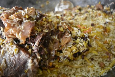 Özbekskiy krasiviy plov na kazane