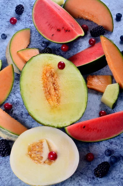 Melones Recién Cortados Sandía Bayas Sobre Fondo Piedra Azul —  Fotos de Stock