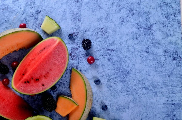 Melones Recién Cortados Sandía Bayas Sobre Fondo Piedra Azul Copiar —  Fotos de Stock