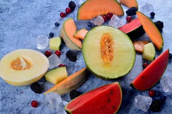 Melone Tagliato Fresco Anguria Bacche Cubetti Ghiaccio Uno Sfondo Pietra — Foto Stock