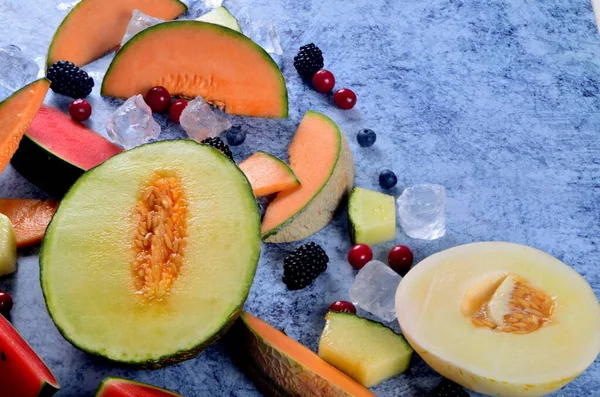 Melone Tagliato Fresco Anguria Bacche Cubetti Ghiaccio Uno Sfondo Pietra — Foto Stock