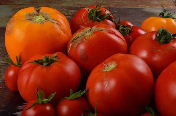 Abundancia Tomates Orgánicos Maduros Sobre Fondo Rústico Oscuro Tomates Coloridos — Foto de Stock