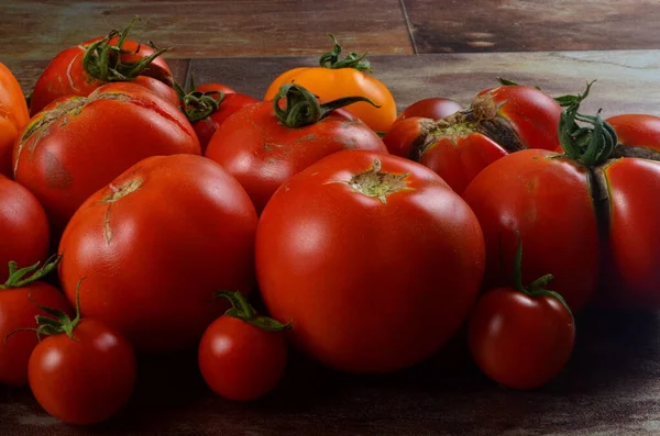 Reichlich Reife Bio Tomaten Auf Dunklem Rustikalem Hintergrund Bunte Tomaten — Stockfoto