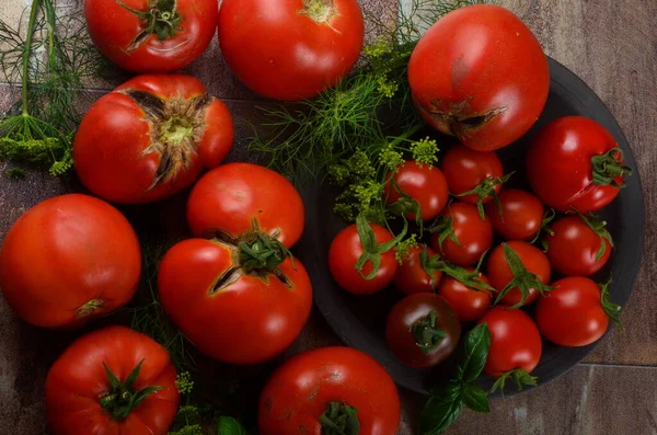 Kolorowe Pomidory Organiczne Czerwone Pomidory Żółte Pomidory Pustym Glinianym Talerzu — Zdjęcie stockowe