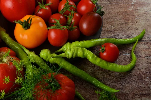 Tomates Rojos Maduros Albahaca Eneldo Sobre Fondo Rústico Oscuro Cosecha —  Fotos de Stock