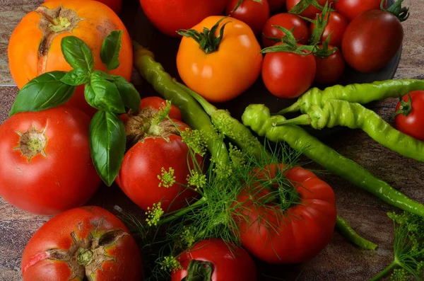 Tomates Rojos Maduros Albahaca Eneldo Sobre Fondo Rústico Oscuro Cosecha —  Fotos de Stock