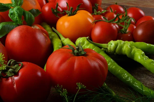 熟したトマトとバジル 暗い素朴な背景にディル 有機トマトの収穫 — ストック写真
