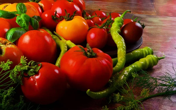 Rote Reife Tomaten Und Basilikum Dill Auf Dunklem Rustikalem Hintergrund — Stockfoto