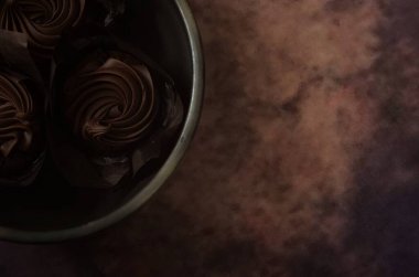 Kil kasede üç çikolatalı kek renkli bir arka planda, boşluğu kopyala