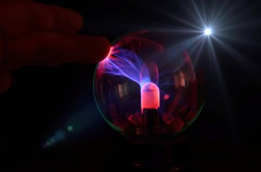 Siyah zemin üzerinde plazma topu statik elektrik ışığı. Plazma topunda ışıklandırma