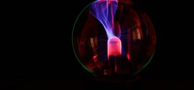 Siyah zemin üzerinde plazma topu statik elektrik ışığı. Plazma topunda ışıklandırma