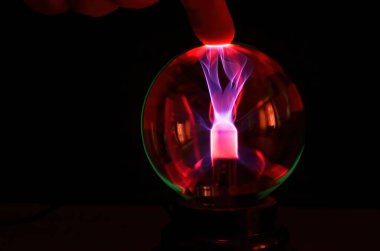 Siyah zemin üzerinde plazma topu statik elektrik ışığı. Plazma topunda ışıklandırma