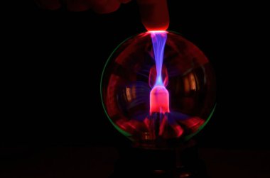 Siyah zemin üzerinde plazma topu statik elektrik ışığı. Plazma topunda ışıklandırma