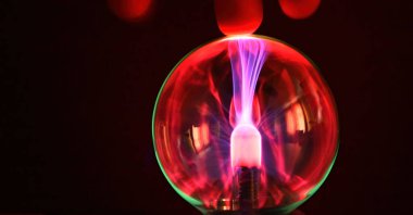 Siyah zemin üzerinde plazma topu statik elektrik ışığı. Plazma topunda ışıklandırma