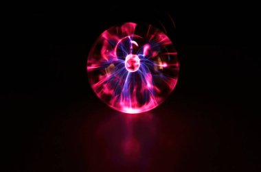 Siyah zemin üzerinde plazma topu statik elektrik ışığı. Plazma topunda ışıklandırma