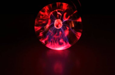 Siyah zemin üzerinde plazma topu statik elektrik ışığı. Plazma topunda ışıklandırma