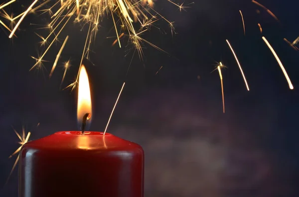 Uma Vela Acesa Faíscas Amarelas Fundo Escuro Ilustração Natal Ano — Fotografia de Stock