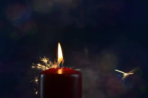 Горящая Свеча Желтые Искры Темном Фоне Рождественская Новогодняя Иллюстрация — стоковое фото