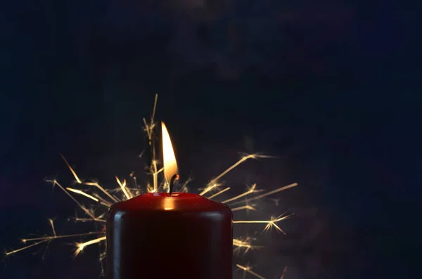 Una Vela Encendida Chispas Amarillas Sobre Fondo Oscuro Navidad Año —  Fotos de Stock