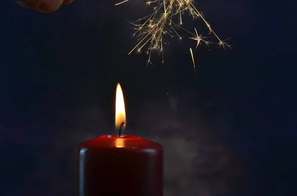 Uma Vela Acesa Faíscas Amarelas Fundo Escuro Ilustração Natal Ano — Fotografia de Stock