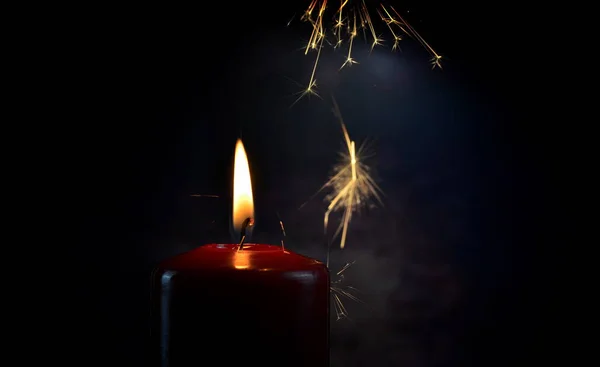 어두운 배경에 촛불과 불꽃이 타오르고 성탄절과 — 스톡 사진