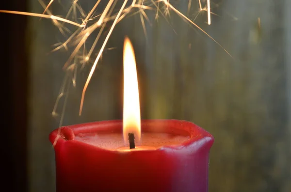 Uma Vela Acesa Faíscas Amarelas Fundo Escuro Ilustração Natal Ano — Fotografia de Stock