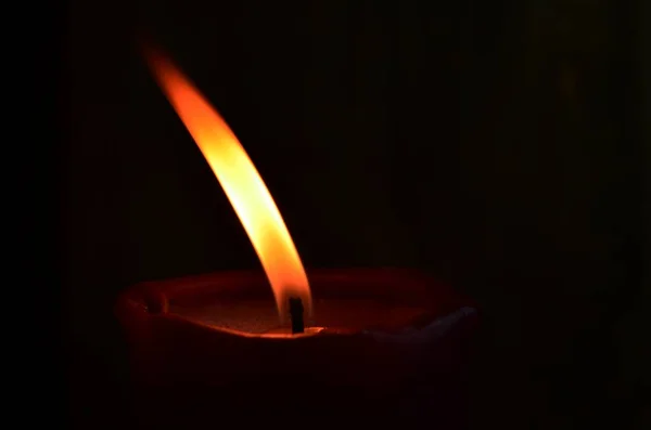 Bougie Rouge Brûlante Simple Avec Flamme Dansante Sur Fond Sombre — Photo