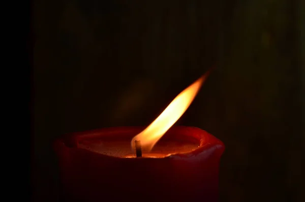 Спалювання Одиночної Червоної Свічки Танцюючим Полум Темному Фоні — стокове фото