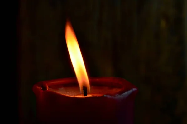 暗い背景に炎を踊りながら 単一の赤いキャンドルを燃焼 — ストック写真