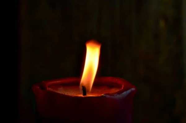 Vela Roja Ardiente Con Llama Danzante Sobre Fondo Oscuro — Foto de Stock