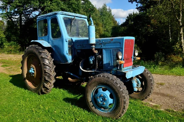 Viejo Tractor Azul Bielorrusia Una Granja Equipo Agrícola Ruso Especial —  Fotos de Stock