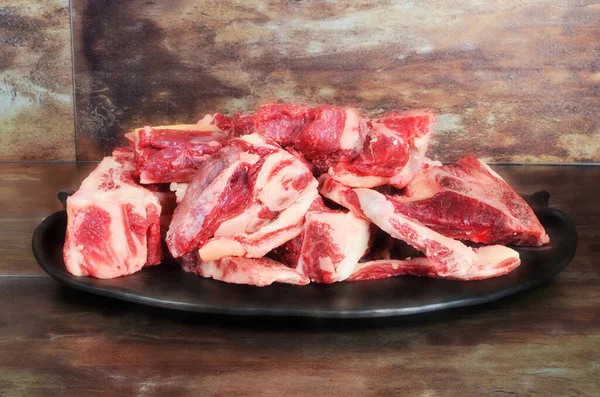 Carne Cruda Con Hueso Plato Arcilla Fondo Piedra Marrón Carne — Foto de Stock