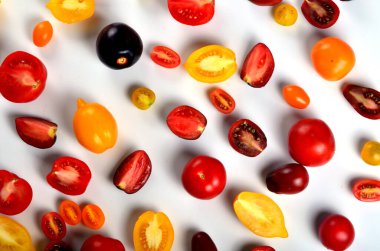 Beyaz arka planda bir sürü domates