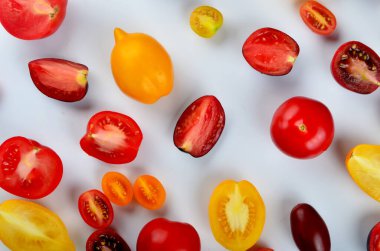 Beyaz arka planda bir sürü domates