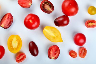 Beyaz arka planda bir sürü domates