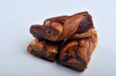 Örülmüş kurutulmuş kavun beyaz arka planda izole edilmiş, kurutulmuş meyveler.