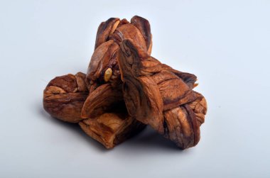 Örülmüş kurutulmuş kavun beyaz arka planda izole edilmiş, kurutulmuş meyveler.