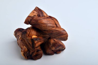 Örülmüş kurutulmuş kavun beyaz arka planda izole edilmiş, kurutulmuş meyveler.