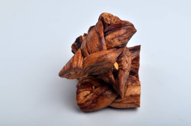 Örülmüş kurutulmuş kavun beyaz arka planda izole edilmiş, kurutulmuş meyveler.