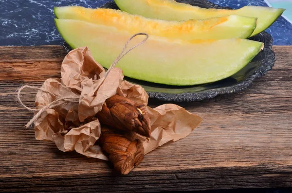 Melone Essiccato Sacchetto Carta Fette Melone Uno Sfondo Legno — Foto Stock
