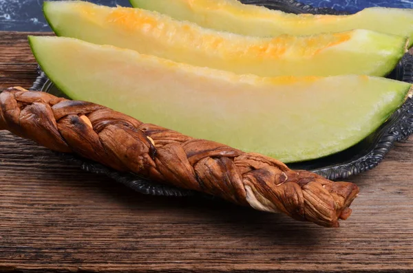 Melone Essiccato Fette Melone Fresco Fondo Legno — Foto Stock