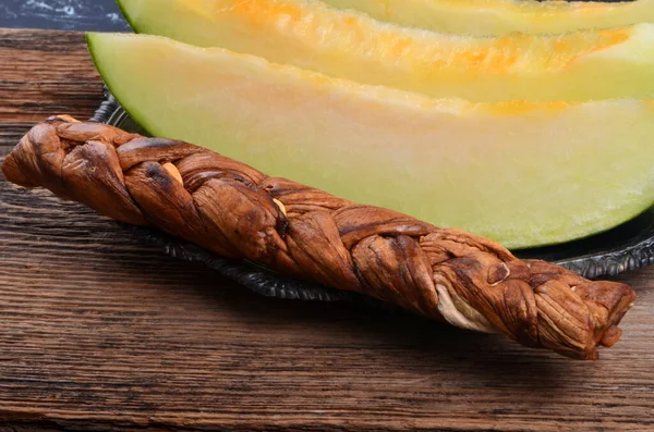 Melon Séché Tranches Melon Frais Sur Fond Bois — Photo