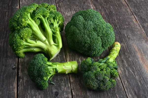 Groupe Têtes Brocoli Sur Fond Bois — Photo